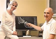 Anja und Benno Stahl vor Röntgenbild