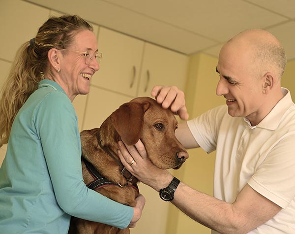 Benno Stahl und Sylvia Schöler untersuchen einen Hund